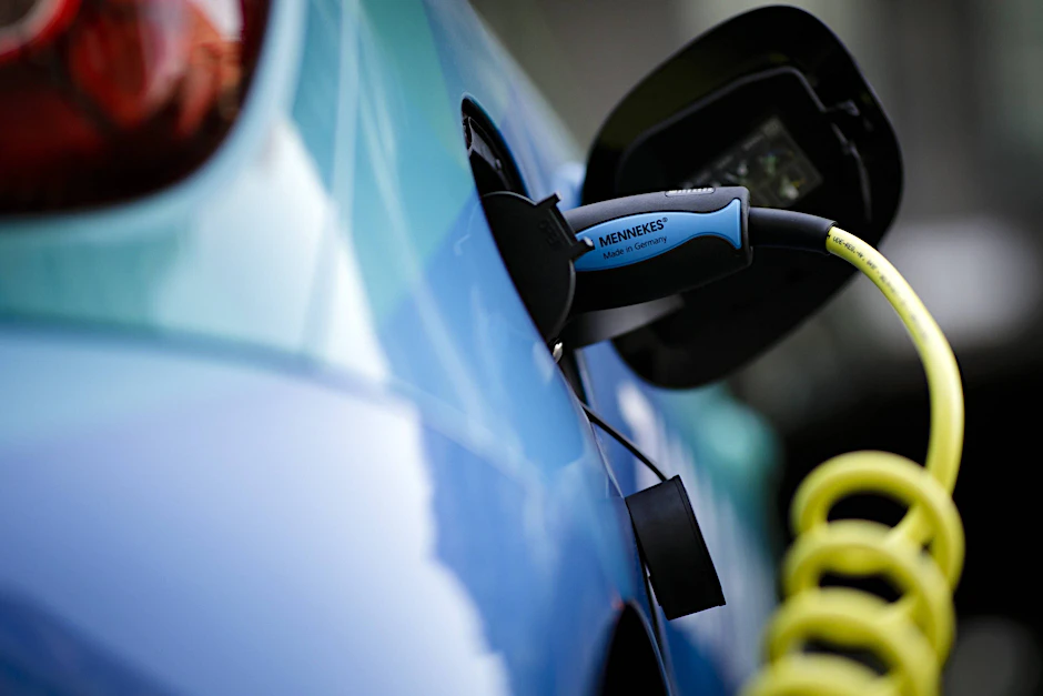 Bereit für die nächste Fahrt: Elektroauto an einer Ladesäule in Berlin.