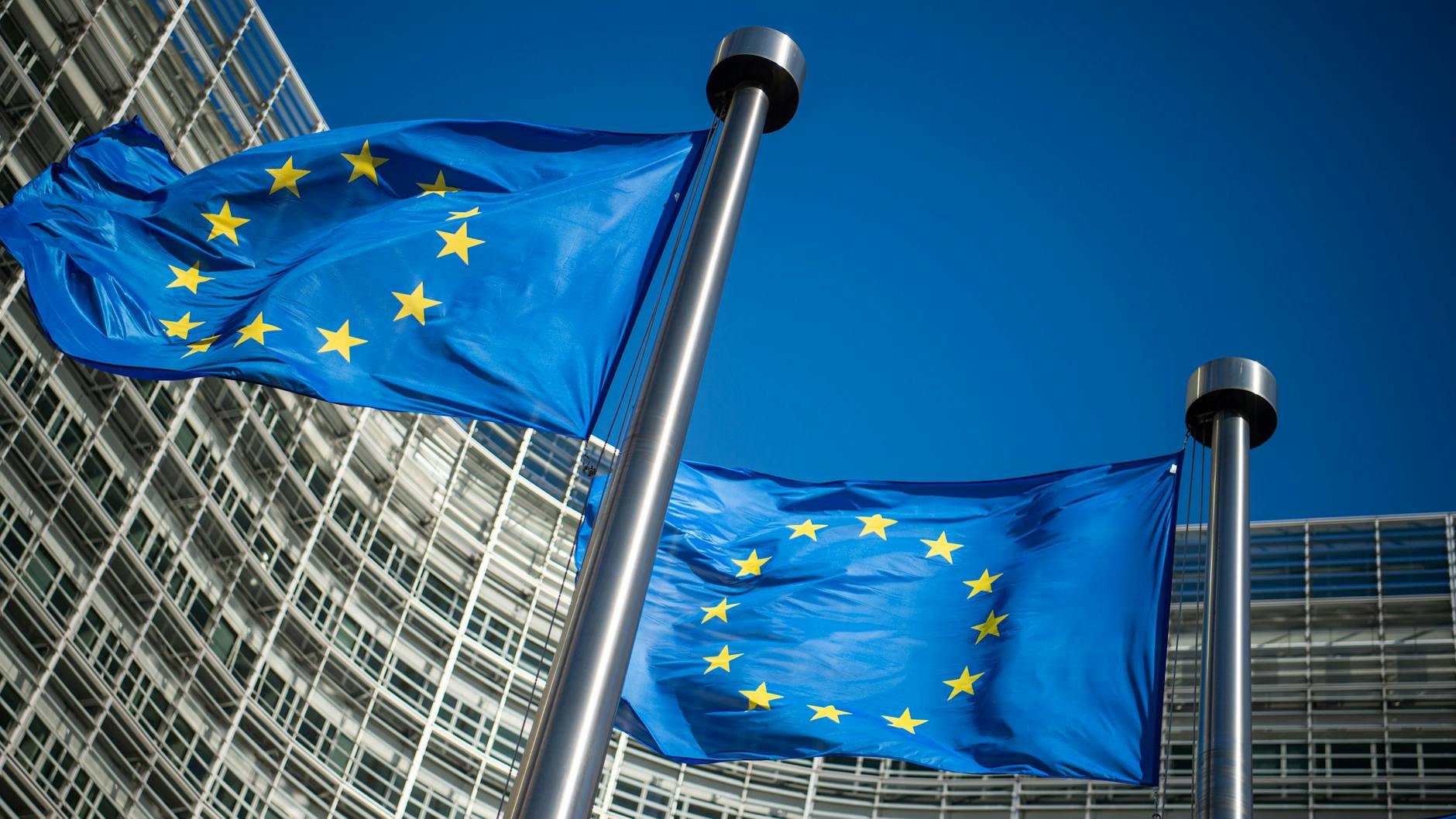 Flaggen der Europäischen Union wehen im Wind vor dem Berlaymont-Gebäude, dem Sitz der Europäischen Kommission.