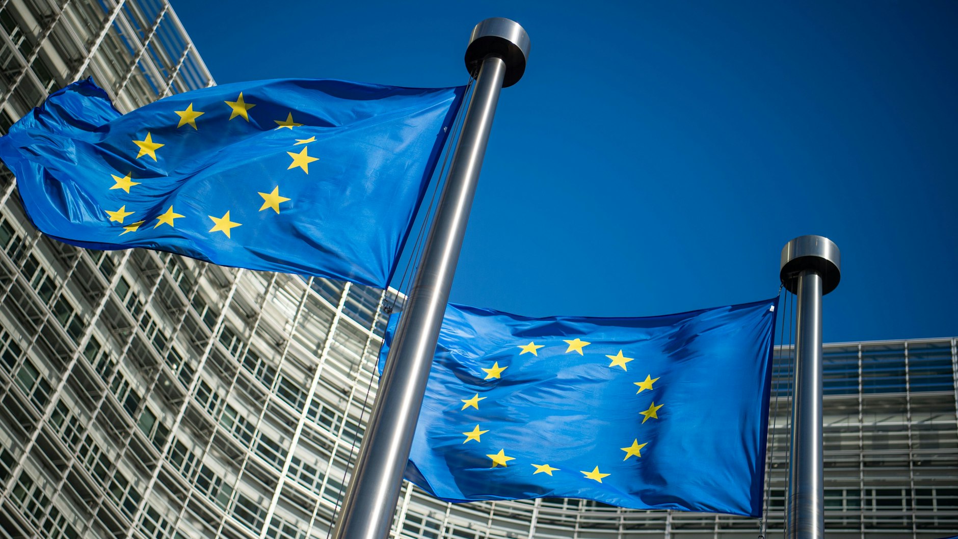 Flaggen der Europäischen Union wehen im Wind vor dem Berlaymont-Gebäude, dem Sitz der Europäischen Kommission.