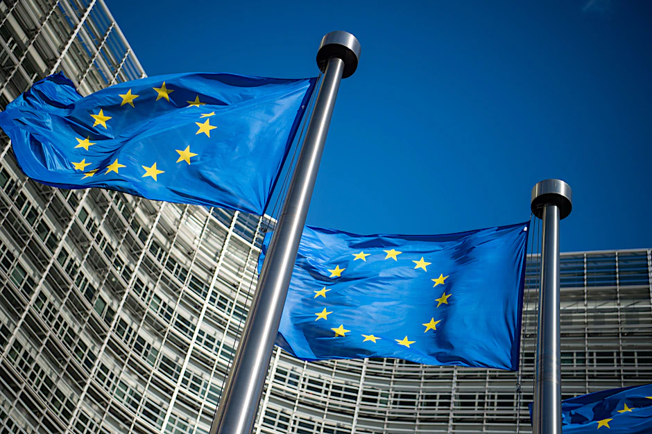 Flaggen der Europäischen Union wehen im Wind vor dem Berlaymont-Gebäude, dem Sitz der Europäischen Kommission.