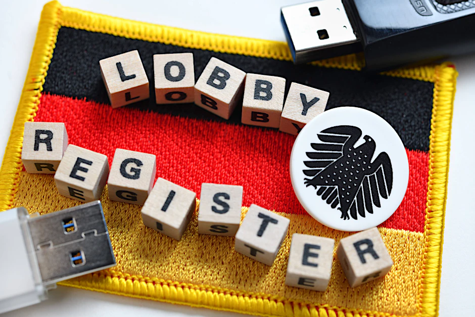 Buchstabenwürfel formen das Wort „Lobbyregister“ auf einer Deutschlandfahne mit Bundesadler (Symbolbild).&nbsp;
