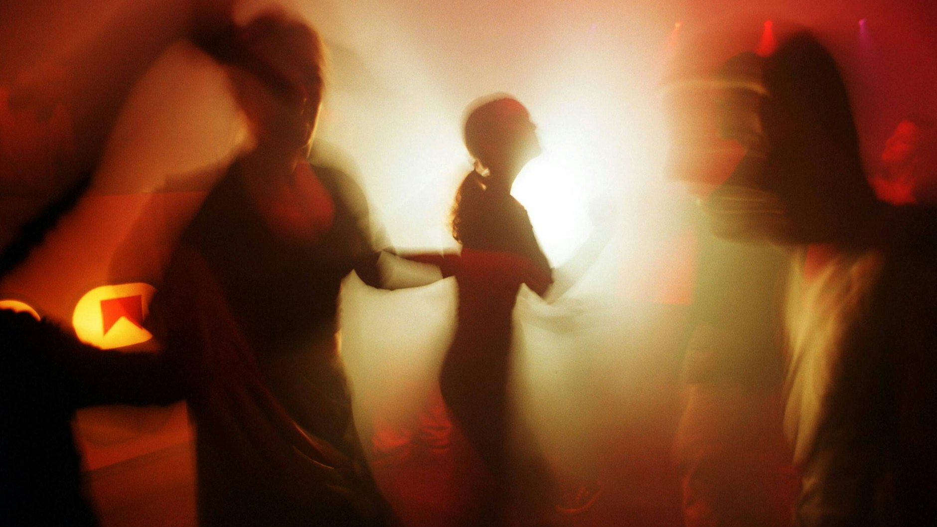 Tanzende Clubgänger im Berliner Sage-Club.