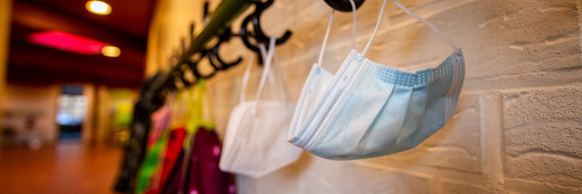 Trotz Masken und Abstand: Die Corona-Zahlen zeigen einen deutlichen Aufwärts-Trend.