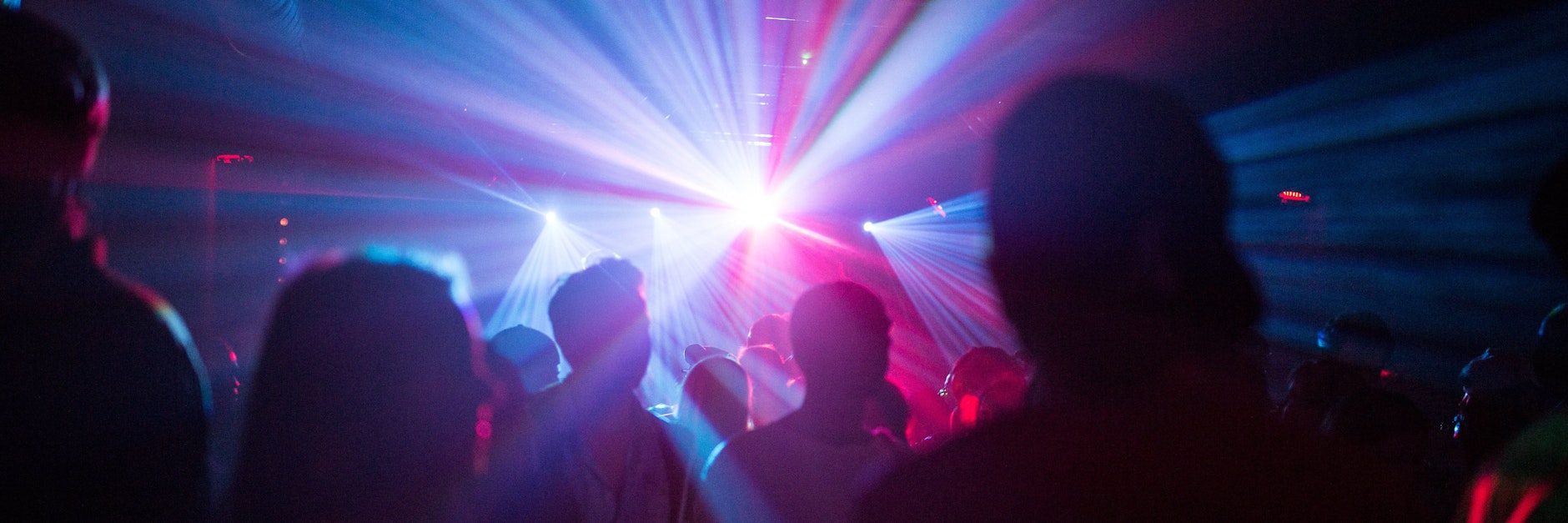 Eine Szene, die bald schon wieder möglich sein könnte: tanzende Clubgänger in Berlin.