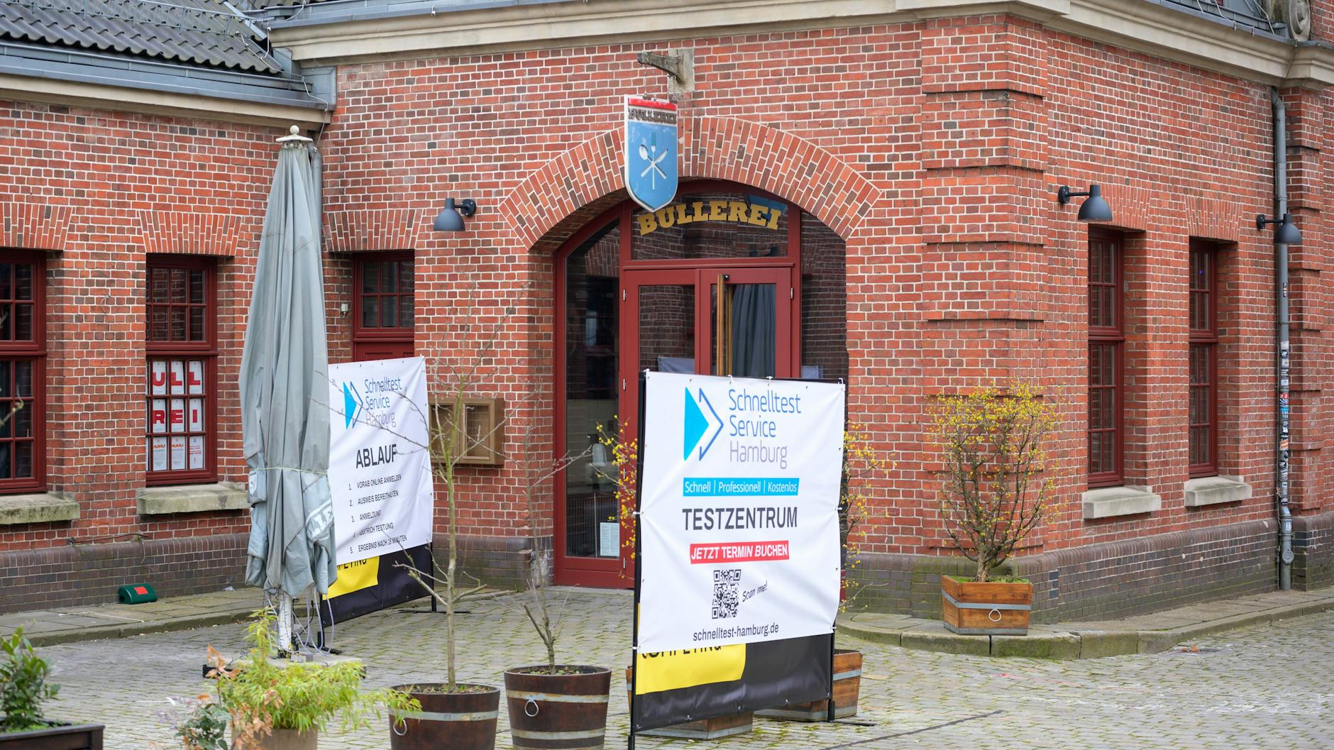 Plakate weisen vor der „Bullerei “auf das Testzentrum hin. 