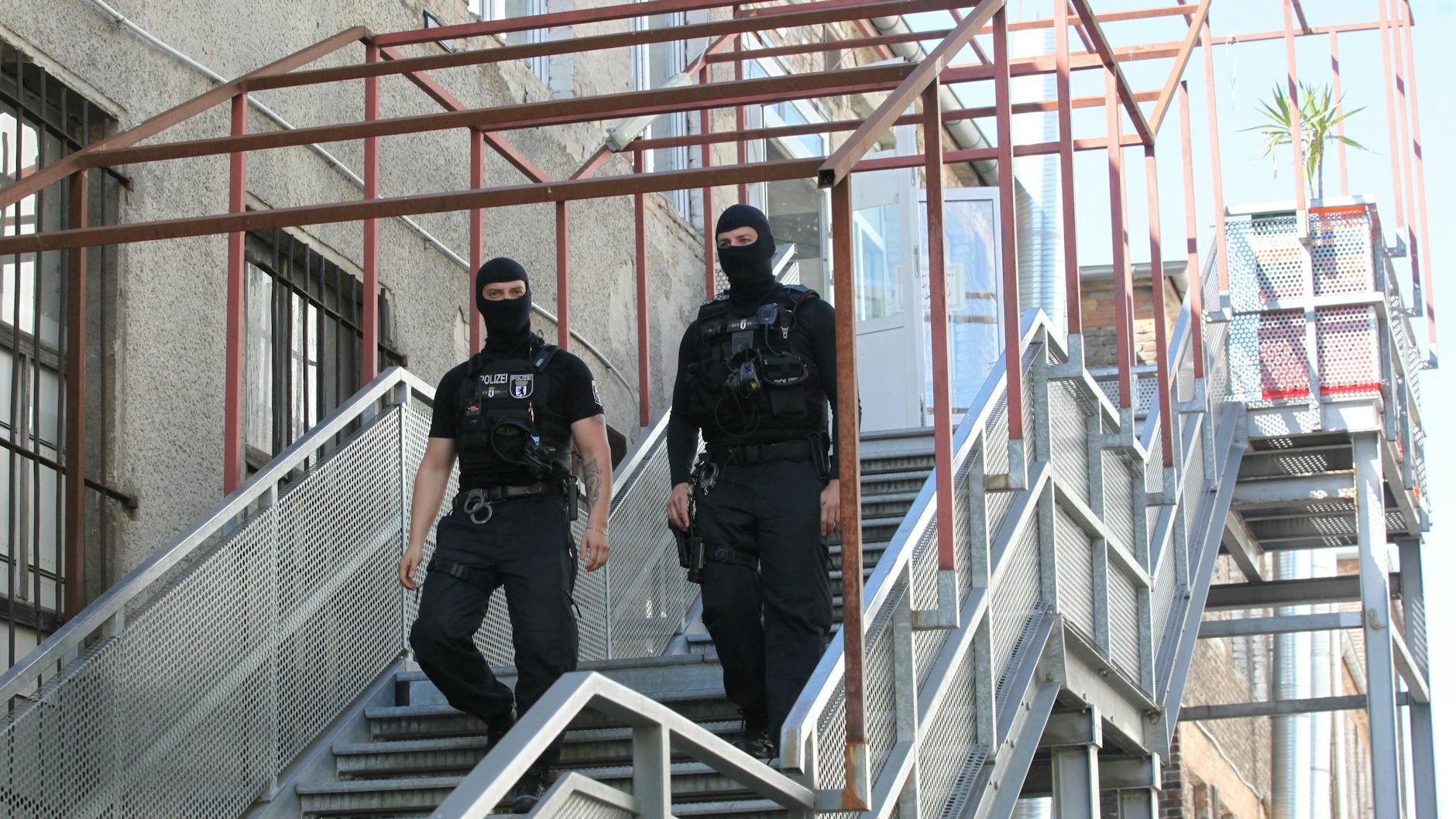 Berliner Polizisten durchsuchten im vergangenen Jahr wegen erschlichenen Corona-Soforthilfen eine Moschee in Berlin (Archivbild). <br>