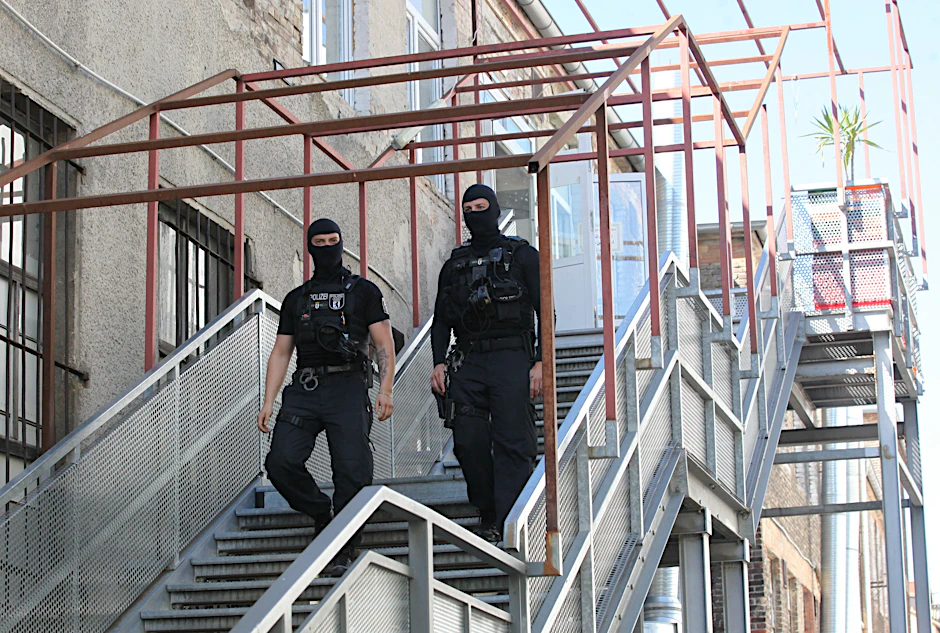 Berliner Polizisten durchsuchten im vergangenen Jahr wegen erschlichenen Corona-Soforthilfen eine Moschee in Berlin (Archivbild).&nbsp;<br>