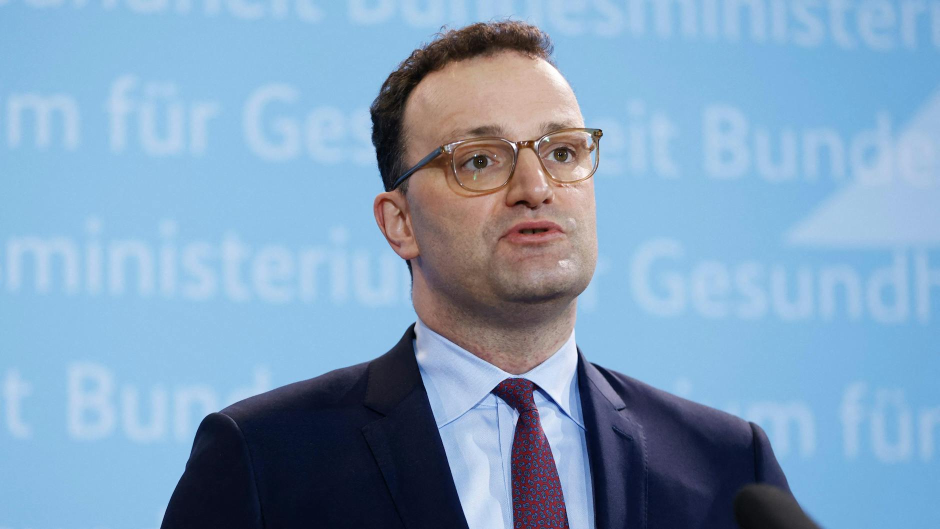 Bundesgesundheitsminister Jens Spahn sorgt für Erleichterung und gibt Astrazeneca wieder zum Impfen frei.