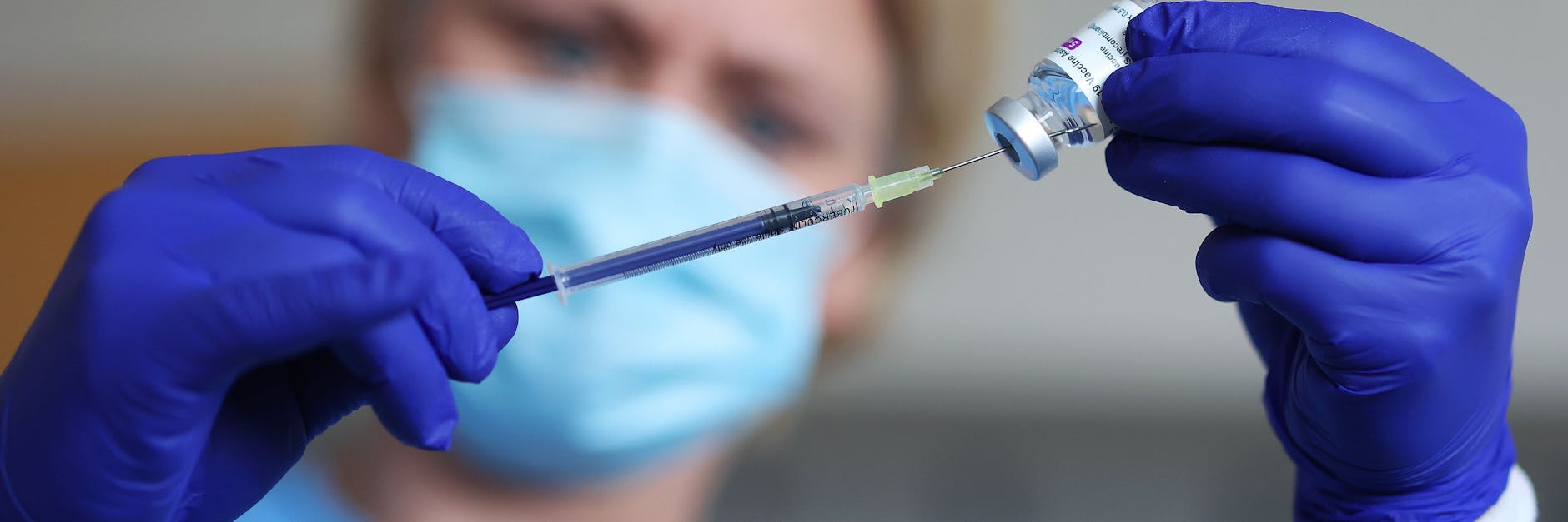 Eine Ärztin zieht eine Spritze mit dem Impfstoff AstraZeneca auf - kann das Serum weiter verimpft werden? 