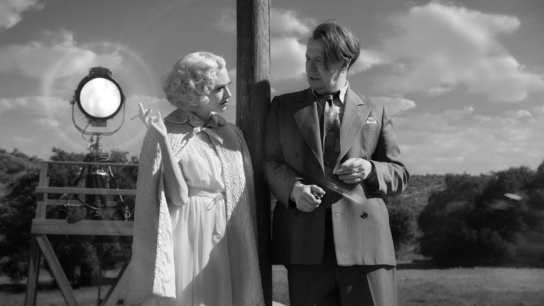 Gary Oldman (r.) und Amandy Seyfried in einer Szene des Films „Mank“.