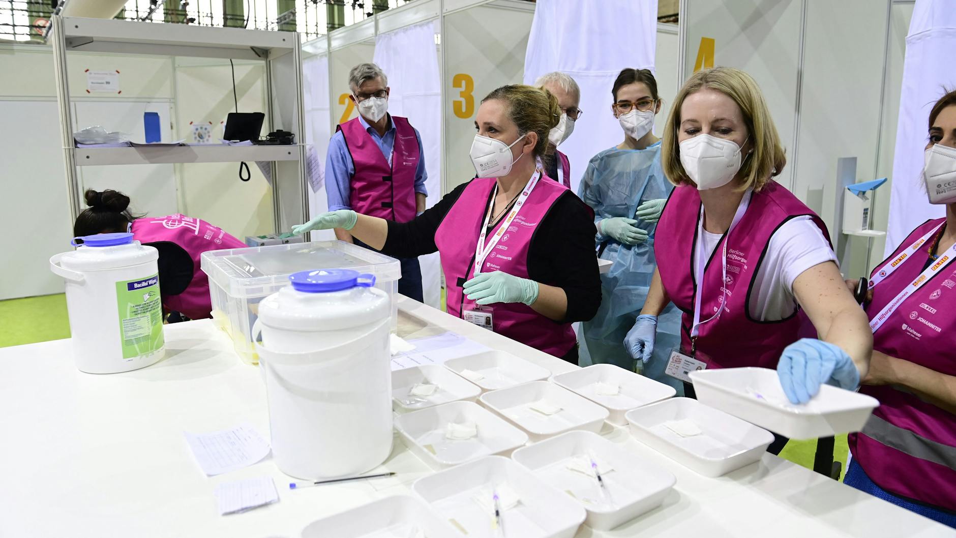 Im Impfzentrum Tempelhof werden AstraZeneca-Impfungen vorbereitet (Archivbild).