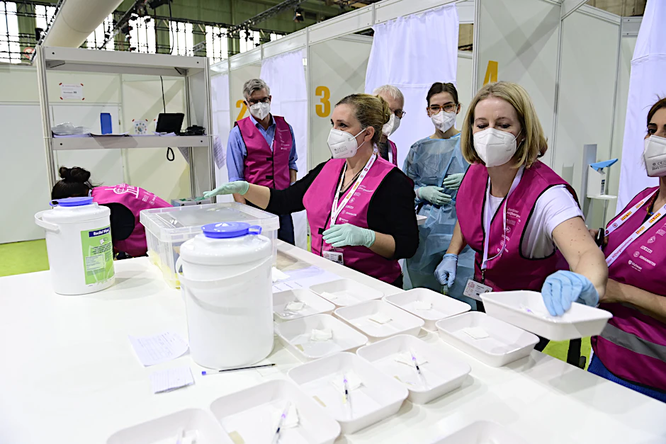 Im Impfzentrum Tempelhof werden AstraZeneca-Impfungen vorbereitet (Archivbild).