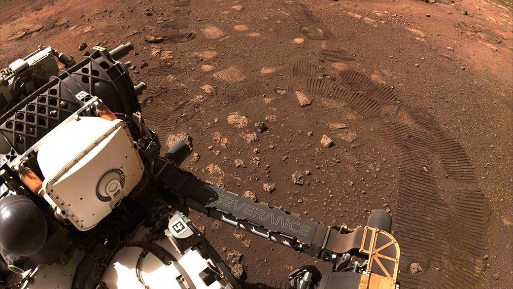 Der Rover Perseverance der Nasa fährt über den Mars.