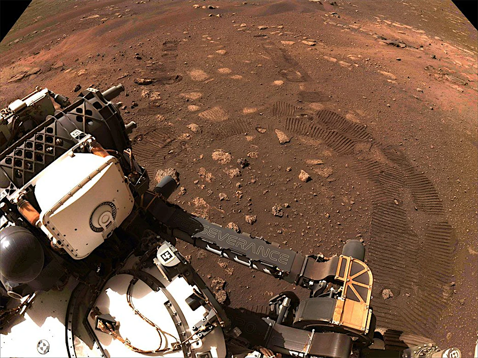 Der Rover Perseverance der Nasa fährt über den Mars.