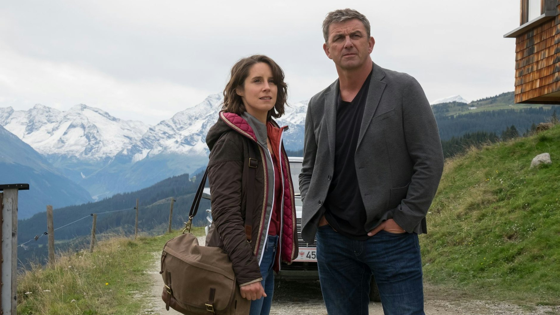 Szene aus „Der Bergdoktor“: Dr. Martin Gruber (Hans Sigl) hat eine Vermutung, was hinter Maikes (Amelie Kiefer) heftigen Kreislaufproblemen wirklich steckt.