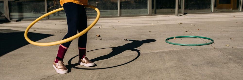 Zahlreiche Promis und Influencer machen es vor: Mit Hula Hoop rücken sie dem Hüftspeck zu Leibe.