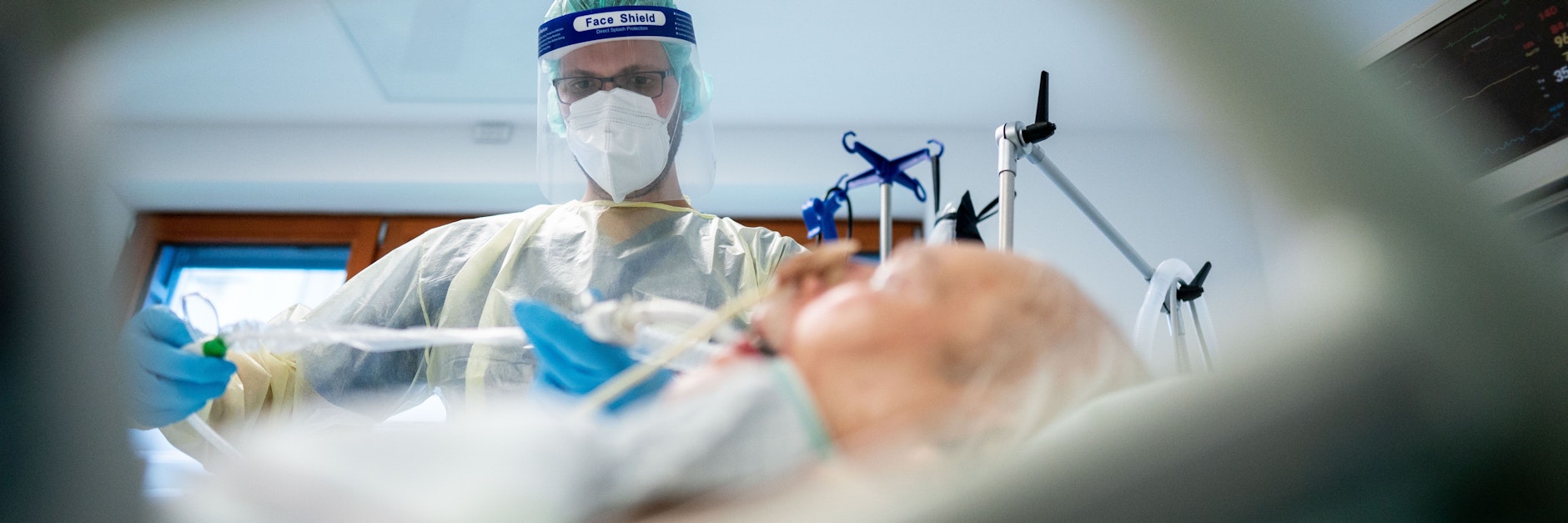 Ein älterer Patient liegt auf einer Intensivstation.