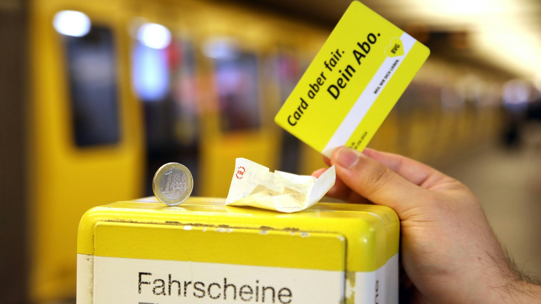 Es muss nicht immer Bargeld sein: Tickets für Bahn und Bus gibt es auch in Plastikform.