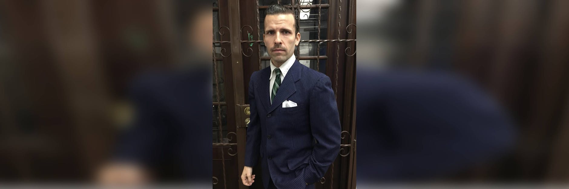 Schauspieler Benjamin Schnau bringt 30er-Jahre-Optik mit. 