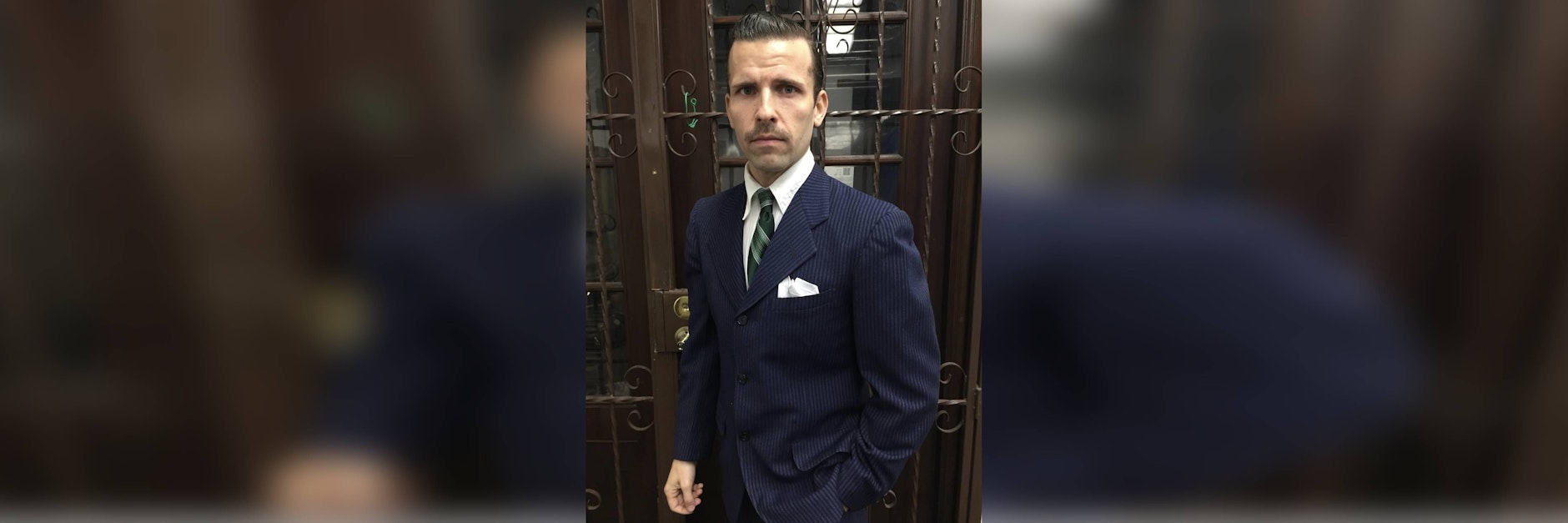 Schauspieler Benjamin Schnau bringt 30er-Jahre-Optik mit.&nbsp;