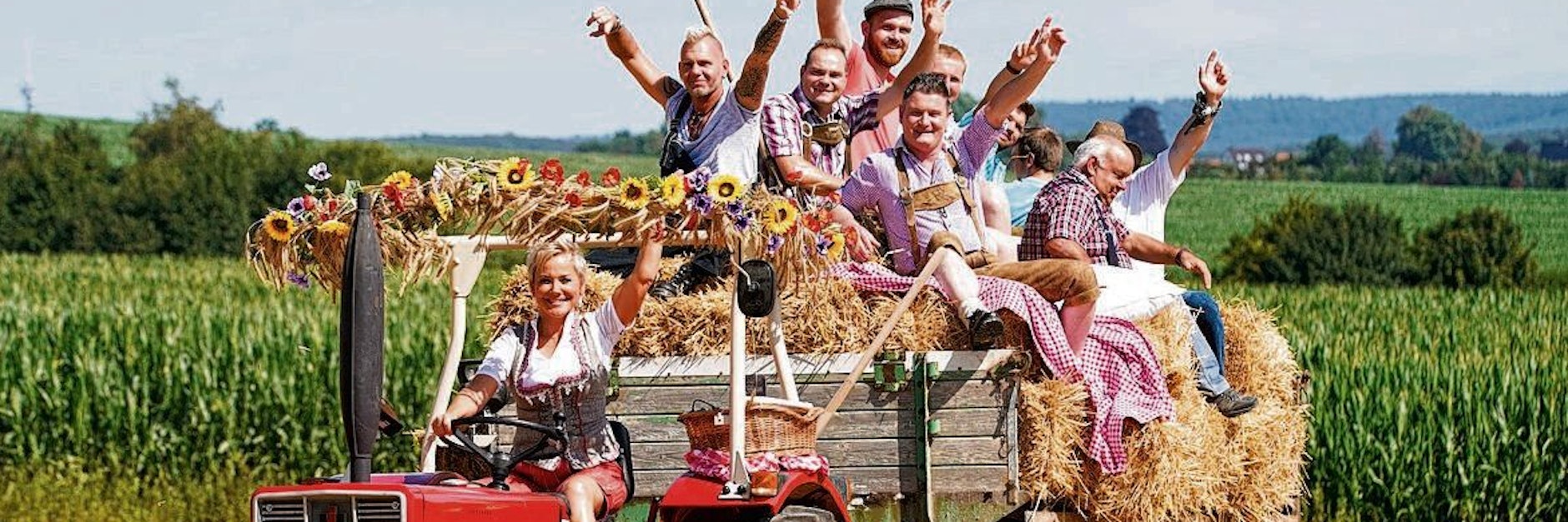 Moderatorin Inka Bause mit den Kandidaten der 15. Staffel von „Bauer sucht Frau“.