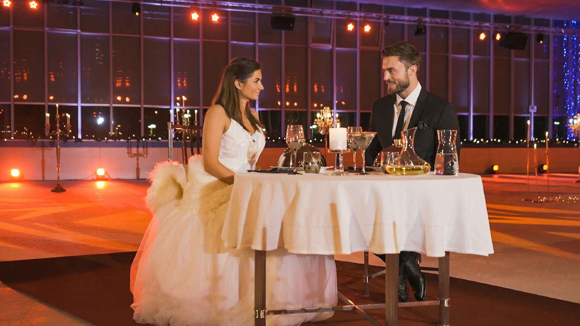 Michèle und Bachelor Niko hatten ein Brautkleid-Date auf der Eislaufbahn.