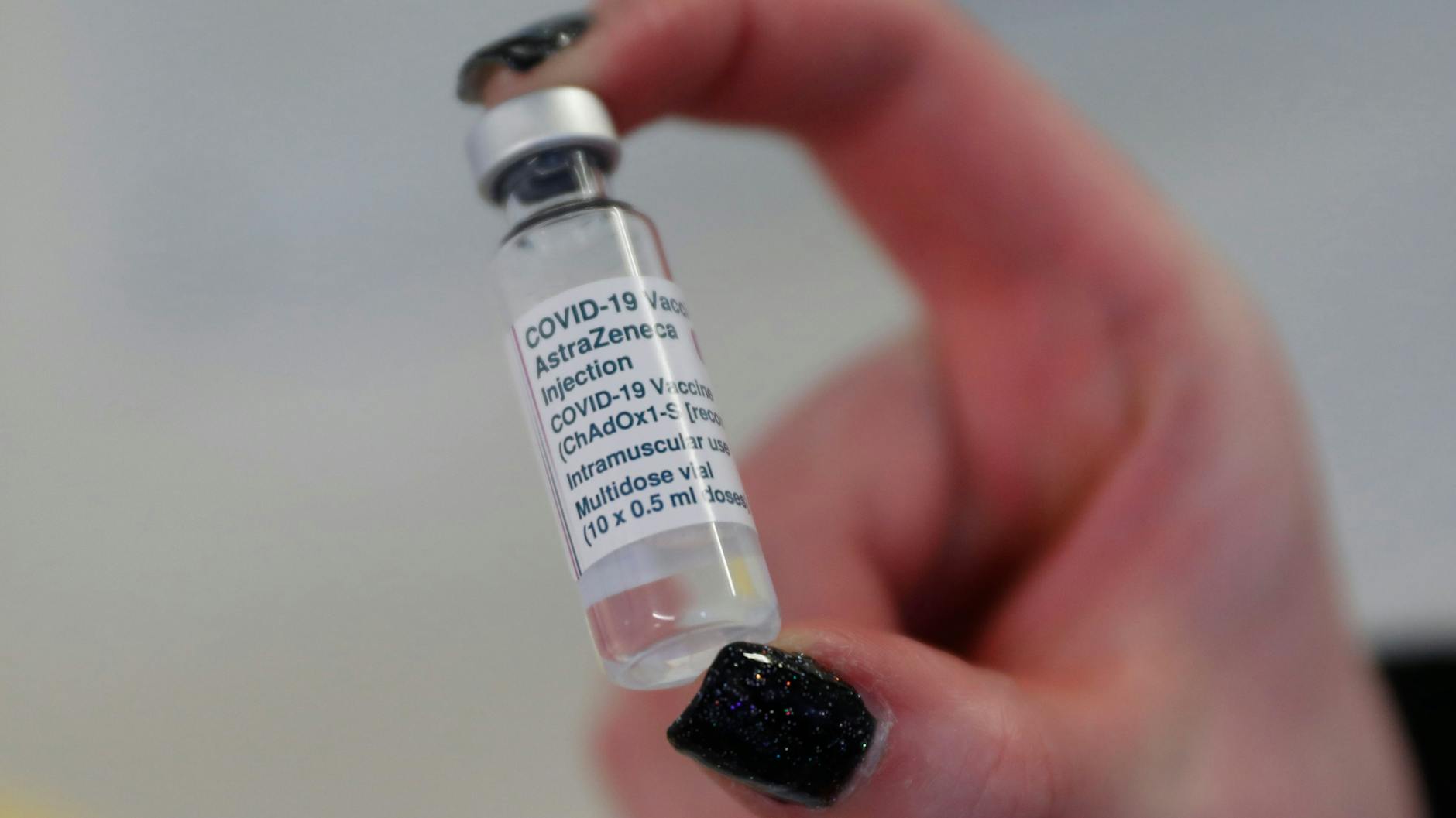 Eine Astrazeneca-Ampulle.