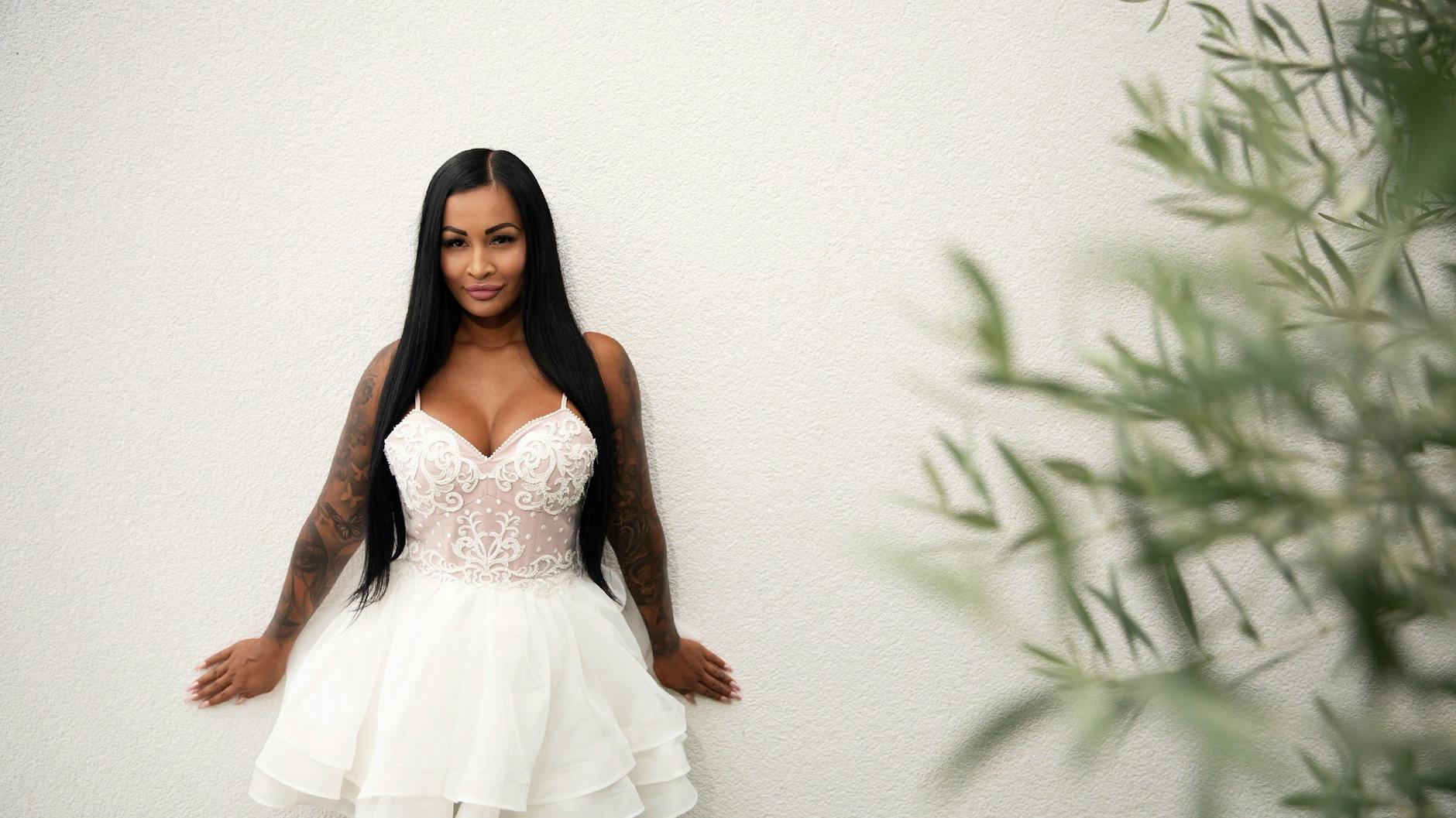 Julia bezeichnet sich selbst als „tätowiertes Püppchen“ und will so die Männer bei „Temptation Island“ bezirzen.