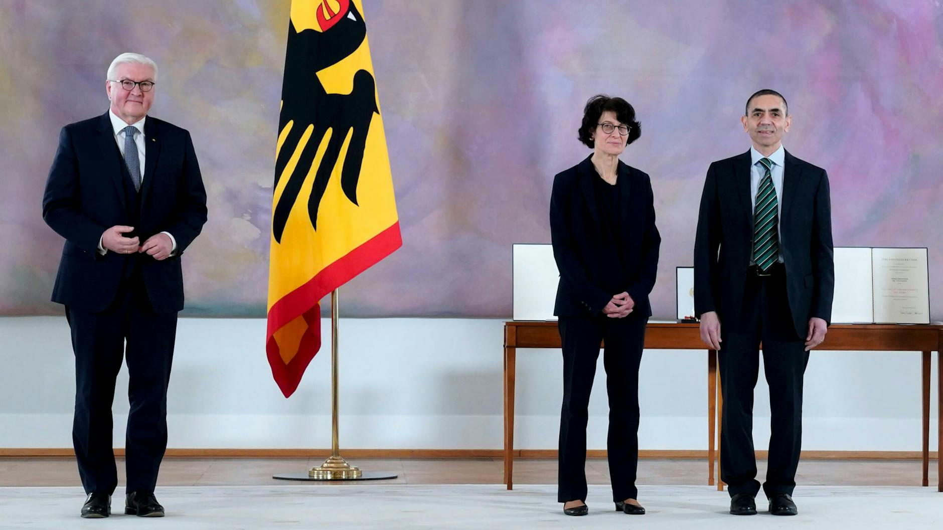 Ehren mit Abstand: Bundespräsident Frank-Walter Steinmeier und die Biontech Gründer Özlem Türeci und Ugur Sahin. 