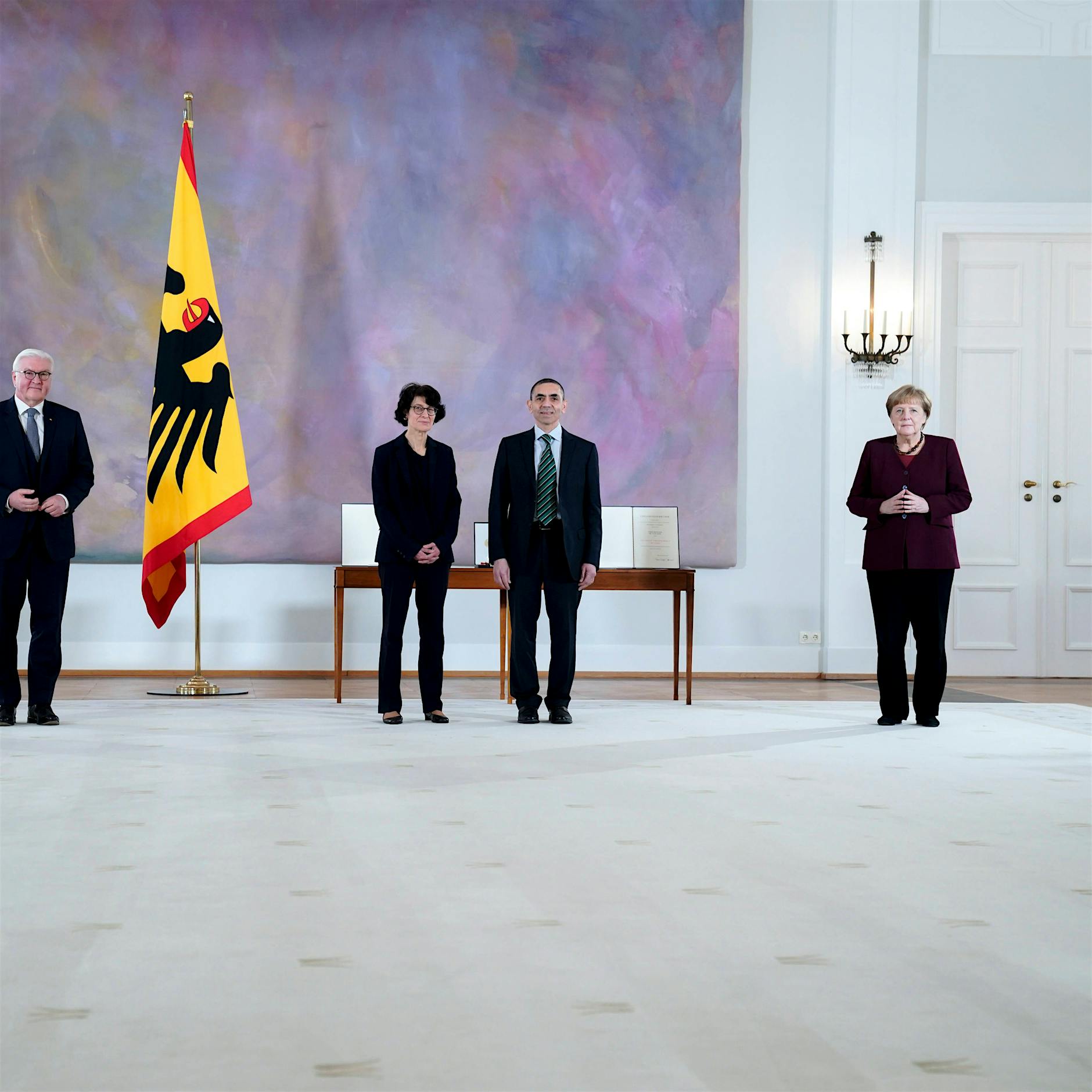 Steinmeier ehrt Biontech-Gründer mit Bundesverdienstkreuz