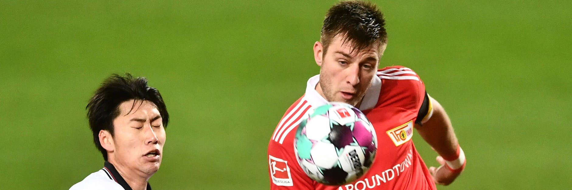 Robin Knoche – hier rechts im Hinspiel im Zweikampf mit Frankfurts Daichi Kamada – ist eine der festen Größen in Unions Abwehr. 