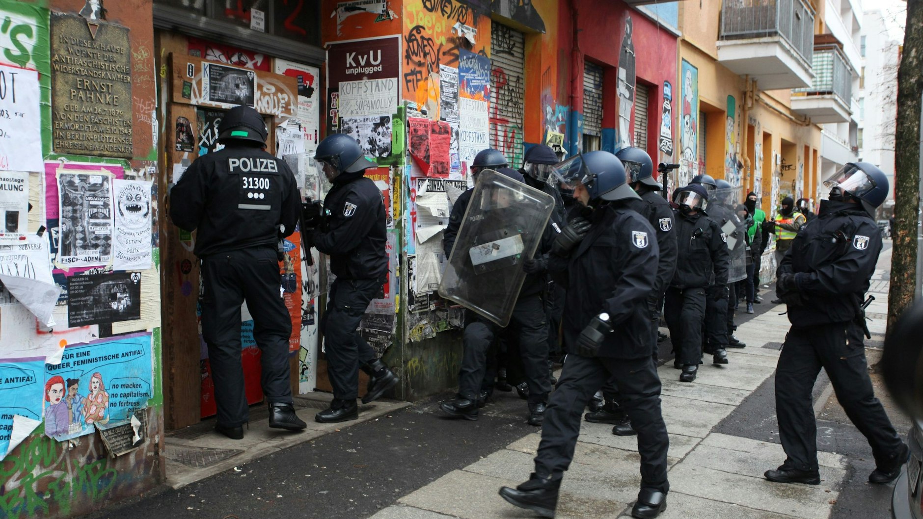 Polizisten vor der Rigaer Straße 94: 2018 wurde ein Bewohner verhaftet, der einen Mann (53) zusammengeschlagen und ihm mehrere Knochen gebrochen haben soll.<br><br><br><br><br>