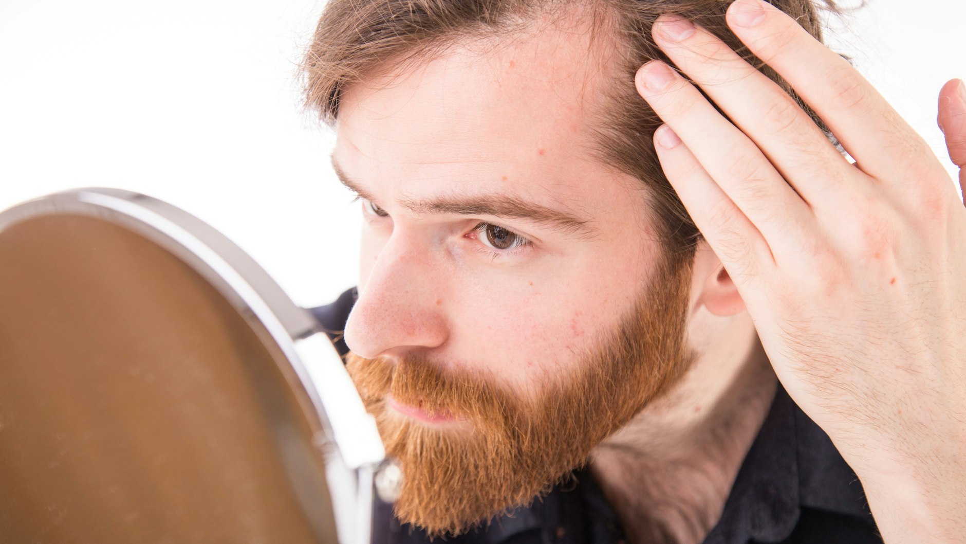 Während der eine es locker nimmt, leidet der andere massiv – unterschätzen sollte man den Einfluss des Haarausfalls auf die Psyche nicht.