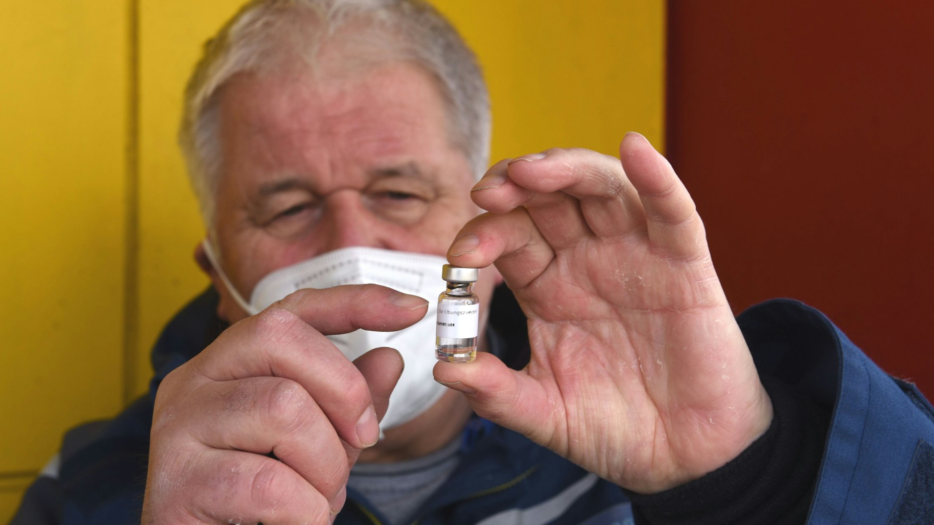 Albrecht Broemme mit einem Biontech-Übungsfläschchen: Der Umgang damit ist eine ziemliche Fummelei bei Aufziehen der Spritzen.