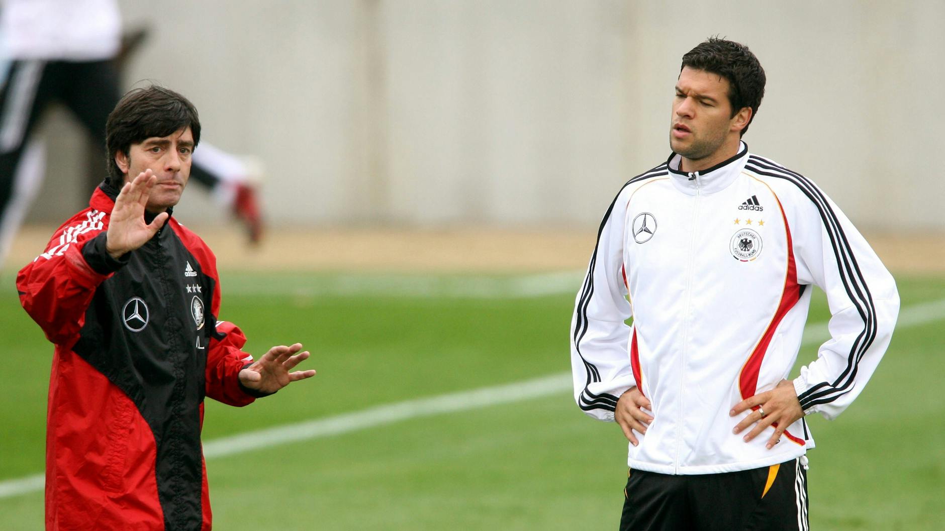 Jogi Löw 2006 als neuer Cheftrainer der deutschen Nationalmannschaft mit Michael Ballack.