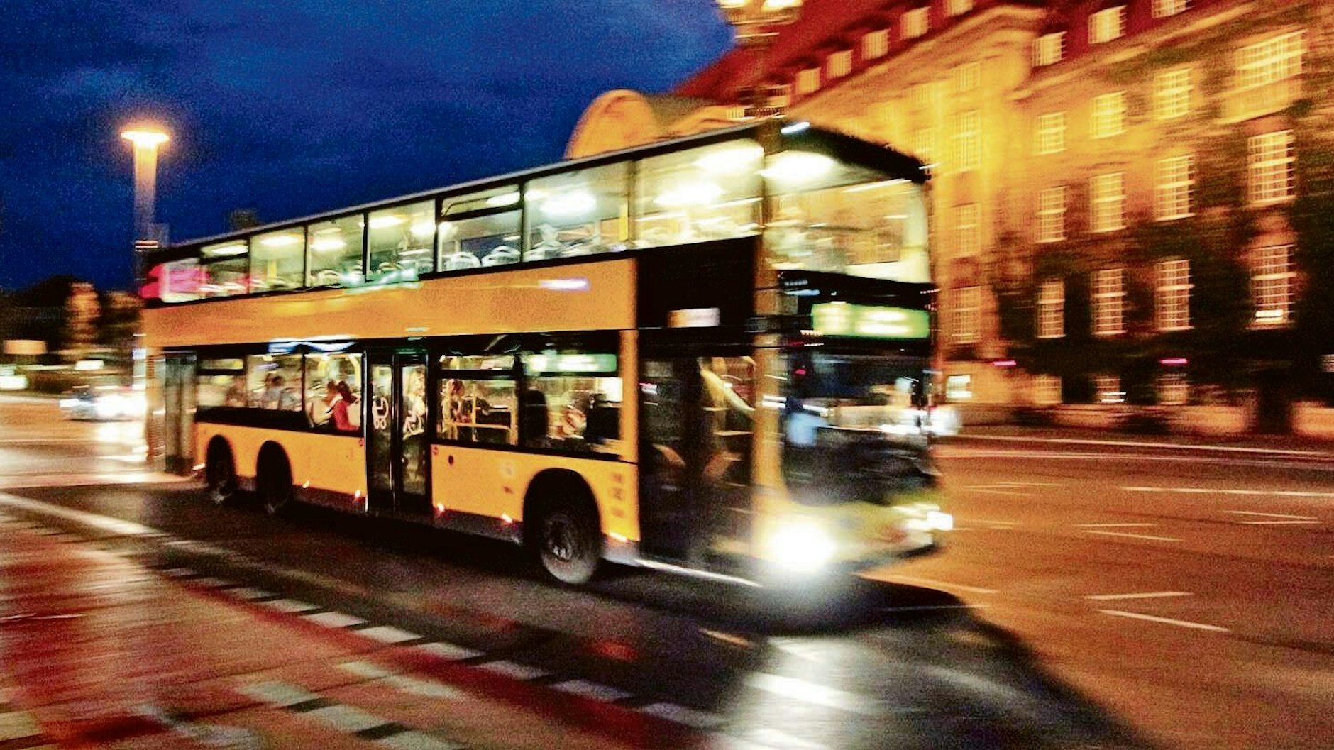 Ein Doppeldecker der BVG am Rathaus Spandau. 