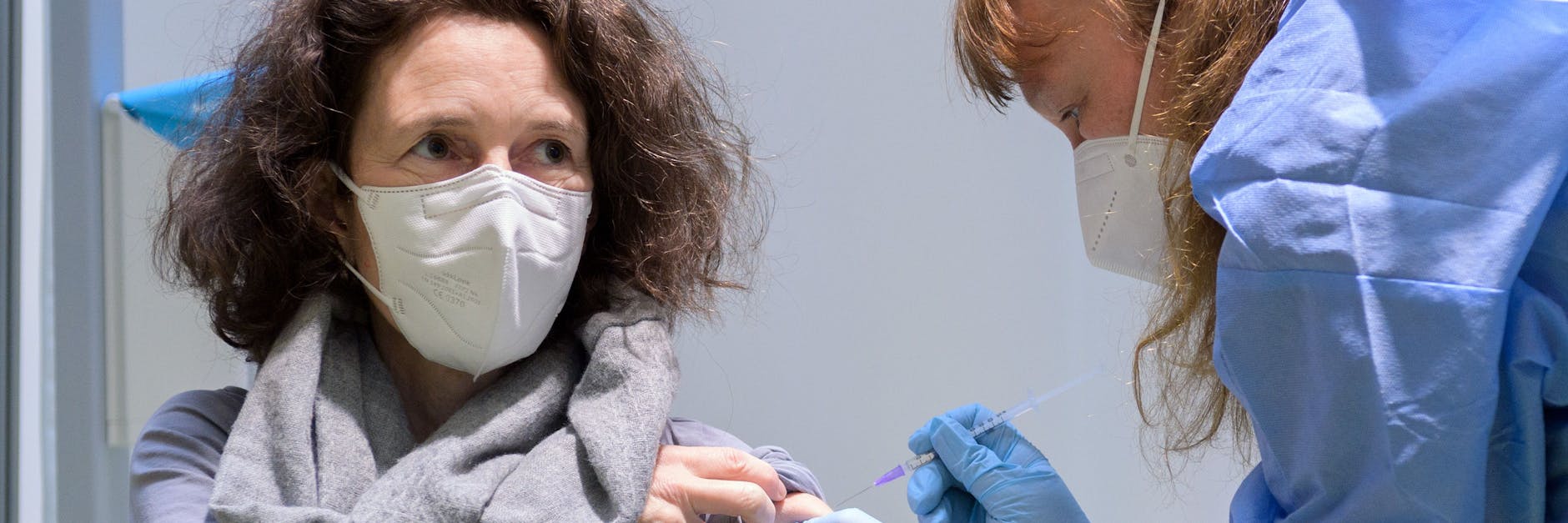 Ärztin Natascha Kempkes impft Beatrix Mengen im Terminal C des ehemaligen Flughafens Tegel mit dem Corona-Impfstoff von Astrazeneca. 