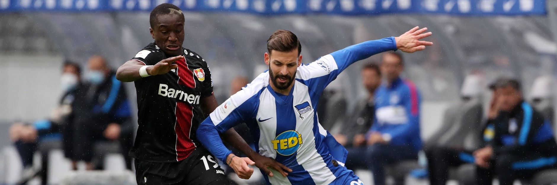 Auf Moussa Diaby (l.) müssen Marvin Plattenhardt und seine Hertha-Kollegen am Sonntag besonders aufpassen. 