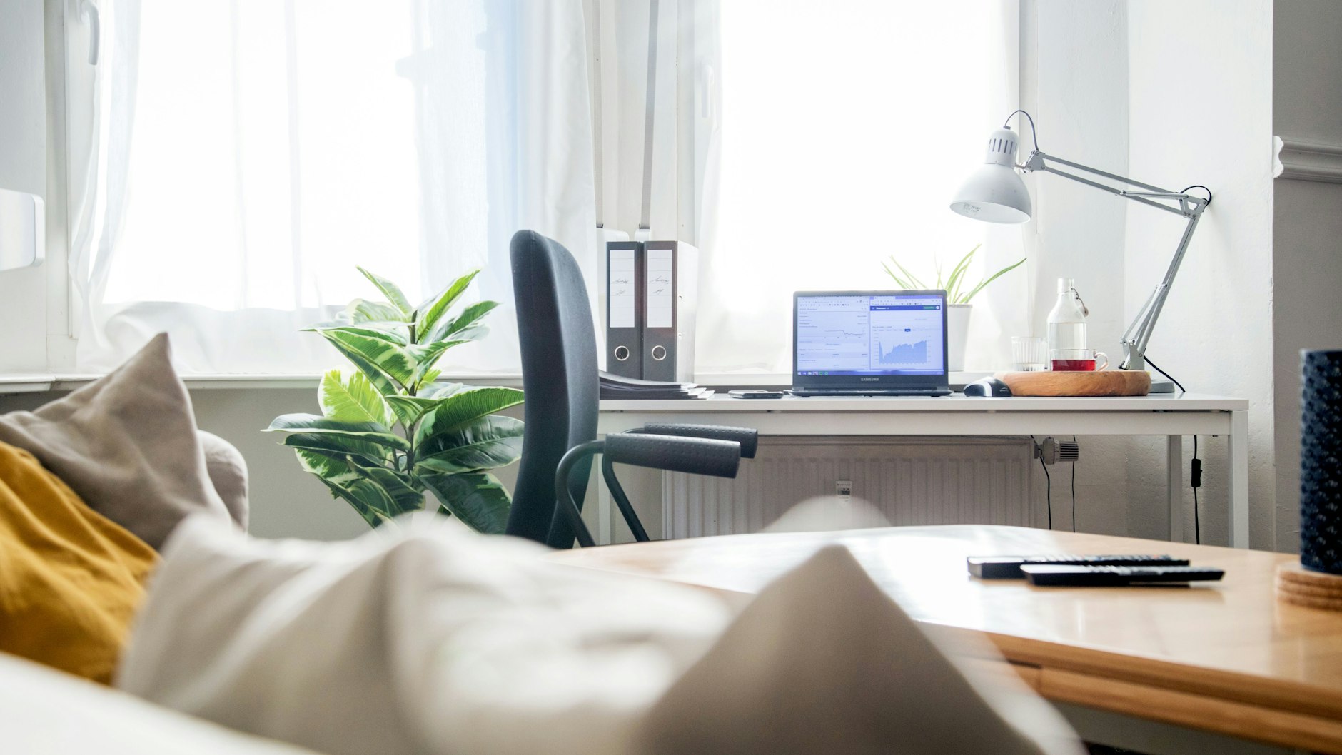 Laptop, Lampe, Bürostuhl: Jede Anschaffung für den Arbeitsplatz zu Hause kann man in der Steuererklärung geltend machen. 