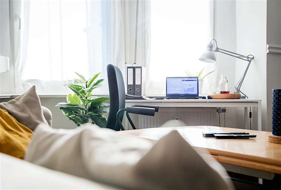 Laptop, Lampe, Bürostuhl: Jede Anschaffung für den Arbeitsplatz zu Hause kann man in der Steuererklärung geltend machen.&nbsp;