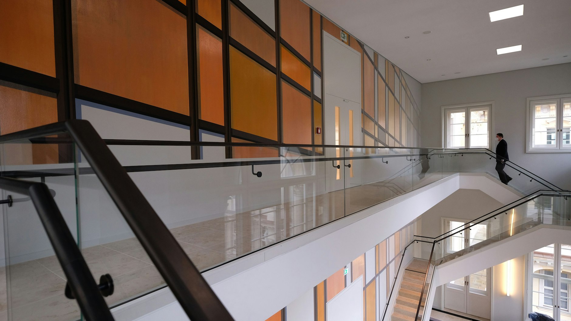 Die Wandmalerei von Tim Trantenroth reproduziert die Fassade des Palastes der Republik.<br><br>