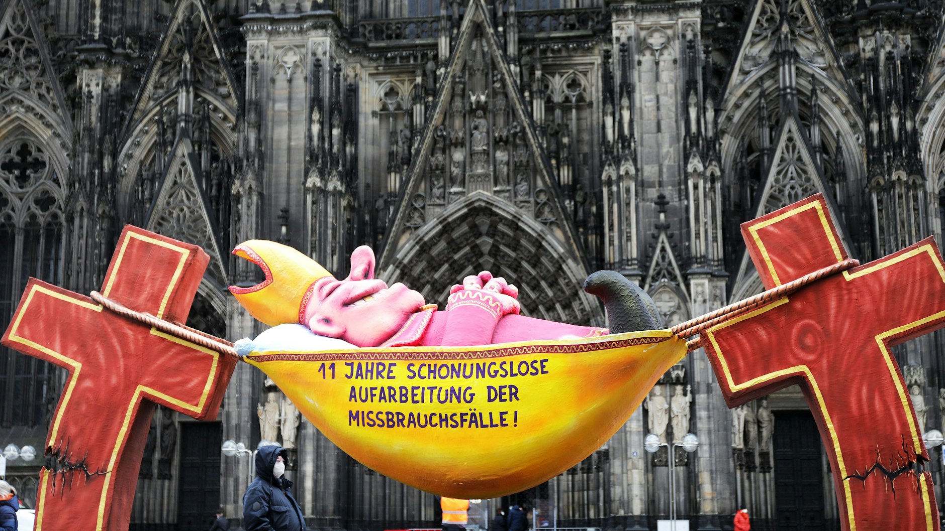 Plastik des Künstlers Jacques Tilly vor dem Kölner Dom.