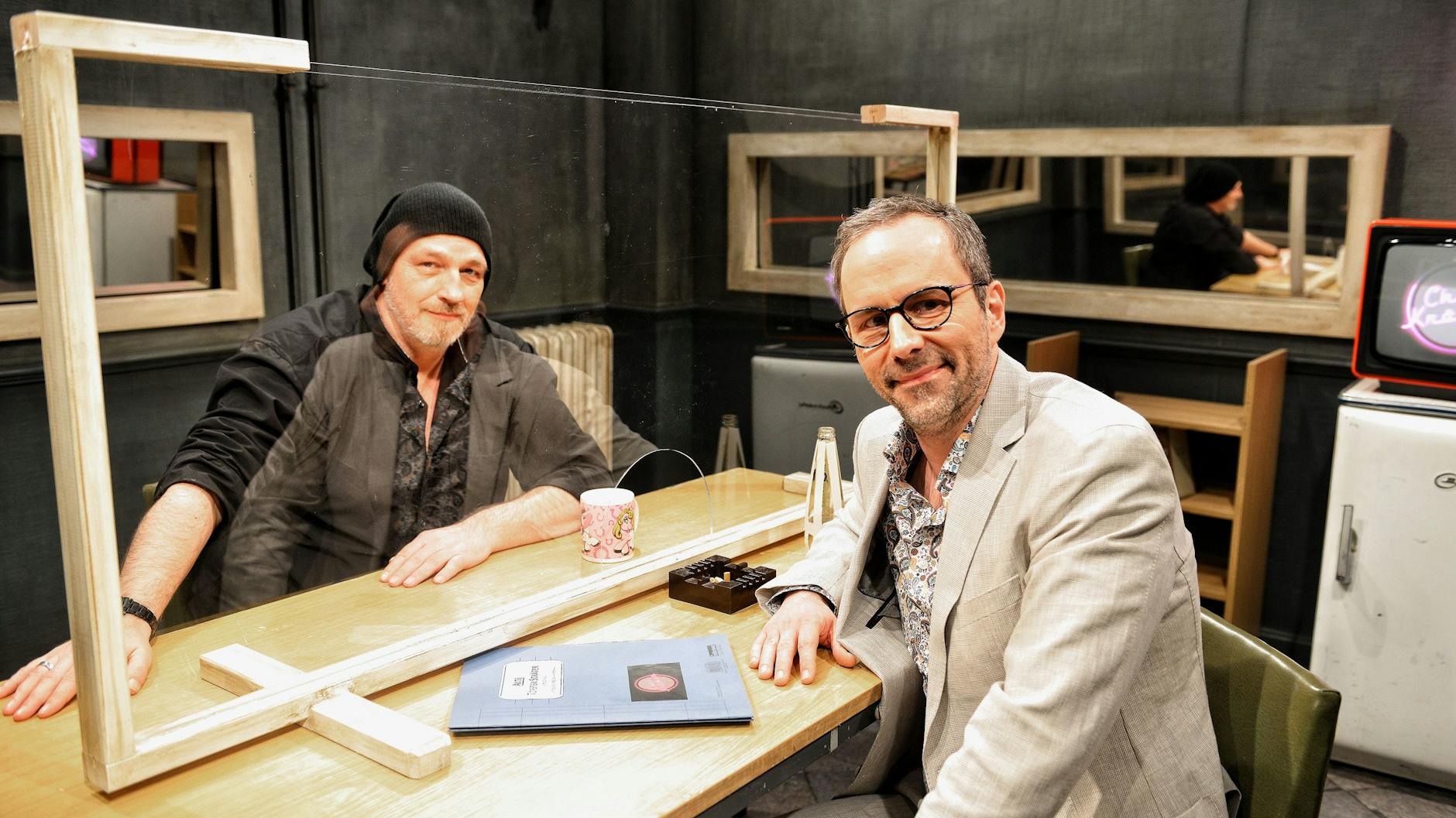 Im sogenannten Verhörraum der Talkshow spricht Krömer mit seinem Comedian-Kollegen Torsten Sträter über das Thema Depressionen.