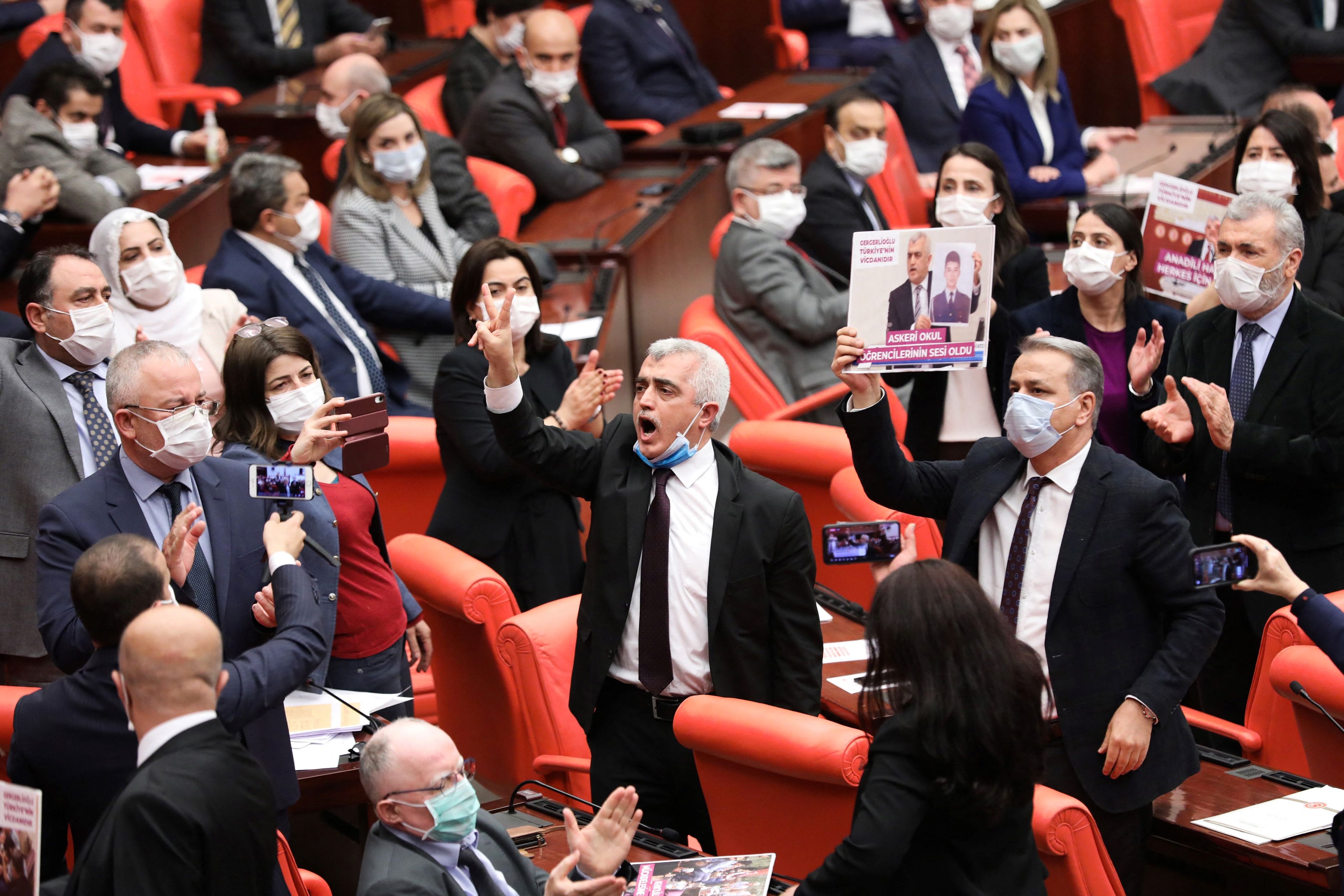 Türkei: Mit dem Verbotsverfahren gegen die Opposition HDP sägt Erdogan am eigenen Ast