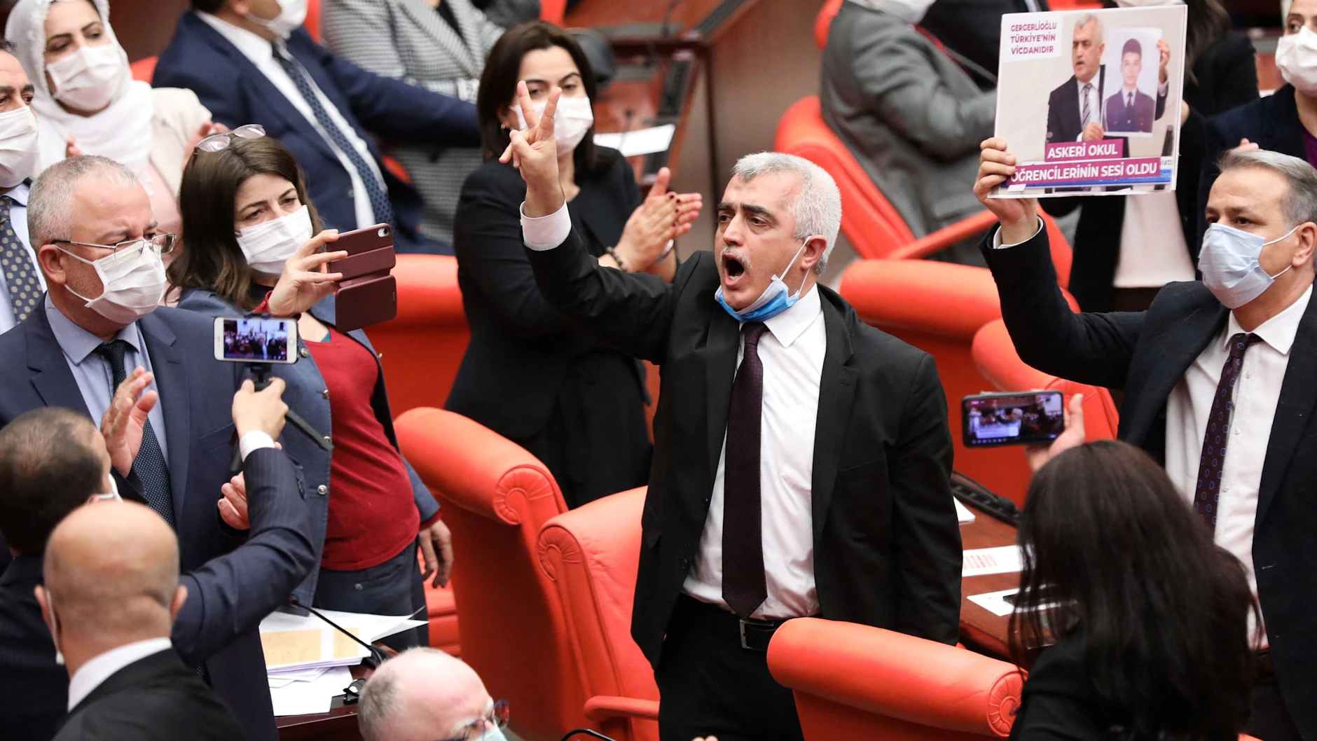 Der HDP-Abgeordnete Ömer Faruk Gergerlioğlu (Mitte) am&nbsp;17. März 2021 im türkischen Parlament, nachdem ihm das Mandat entzogen wurde.&nbsp;