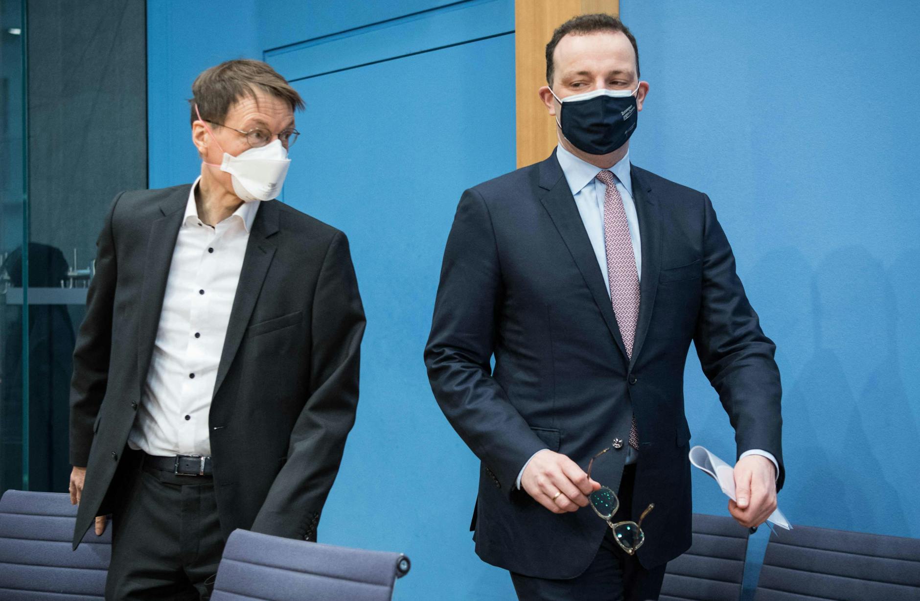 Gesundheitsminister Jens Spahn (CDU) und Karl Lauterbach (SPD) auf dem Weg zur Pressekonferenz.
