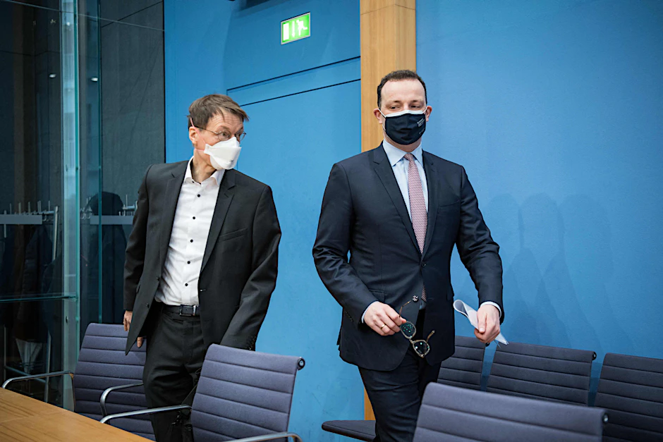 Gesundheitsminister Jens Spahn (CDU) und Karl Lauterbach (SPD) auf dem Weg zur Pressekonferenz.
