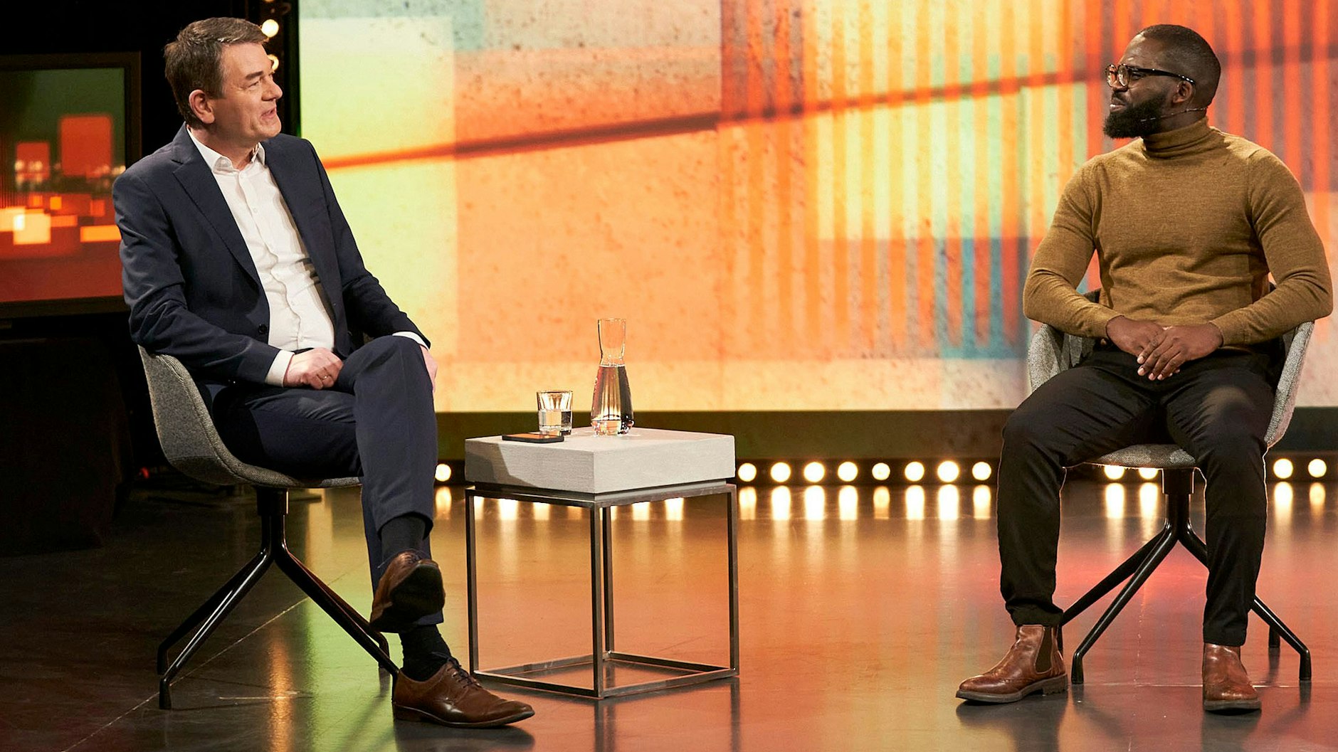 Beim Themenabend „Rassismus“ im WDR, hier zu sehen Jörg Schönborn und Akivist Charles.