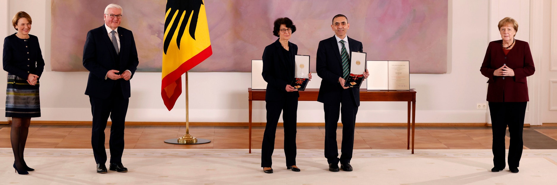 Özlem Türeci (M.) und ihr Ehemann Ugur Sahin mit dem Bundesverdienstkreuz.