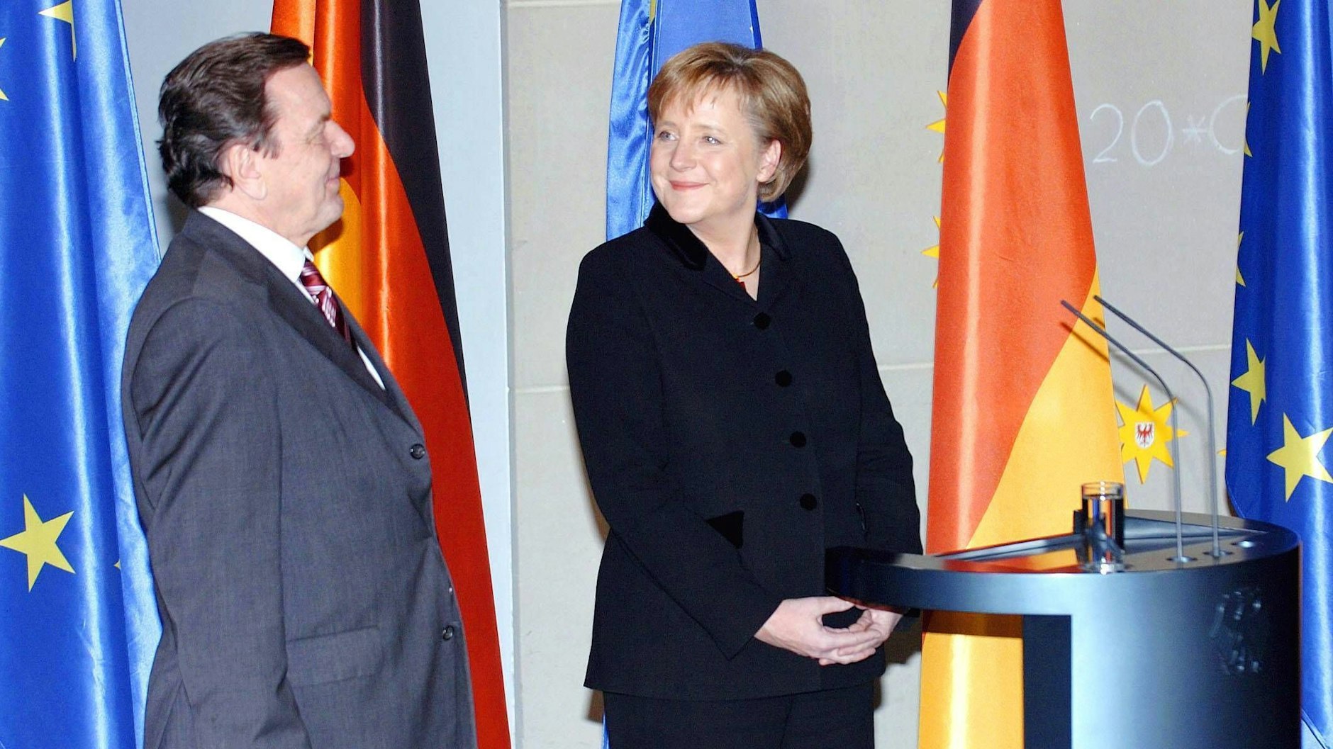 Gerhard Schröder übergibt das Kanzleramt an Angela Merkel